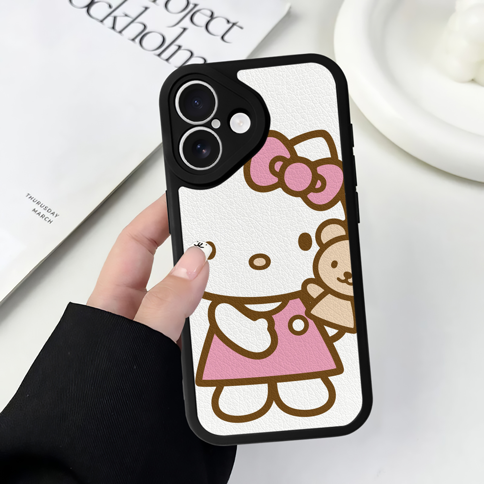 （画像用） Hello Kitty ハローキティ 【iPhone 16シリーズ対応】シリコンスマホケース（レザー調） 材質：シリコン